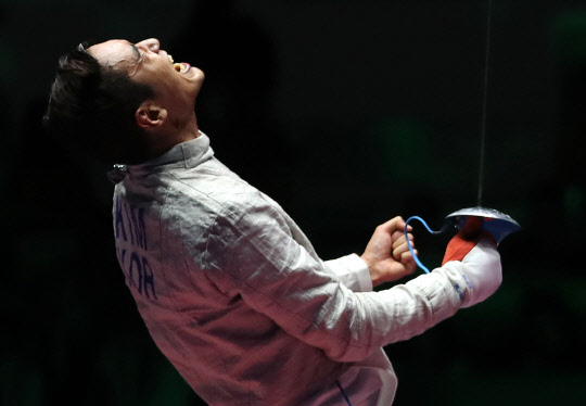 10일(현지시간) 브라질 리우데자네이루 바하 카리오카 경기장 3에서 열린 2016 리우올림픽 펜싱 남자 개인 사브르 동메달 결정전에서 한국 김정환이 이란 모이타바 아베디니를 상대로 승리해 동메달을 획득한후 환호하고 있다. 사진=연합뉴스